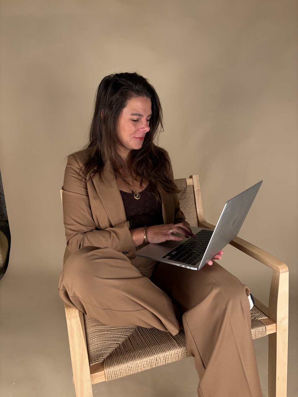 Denise Knapen bouwt aan een kennisbank achter haar laptop